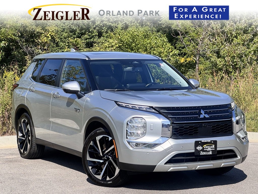 Used 2023 Mitsubishi Outlander 4WD image 1