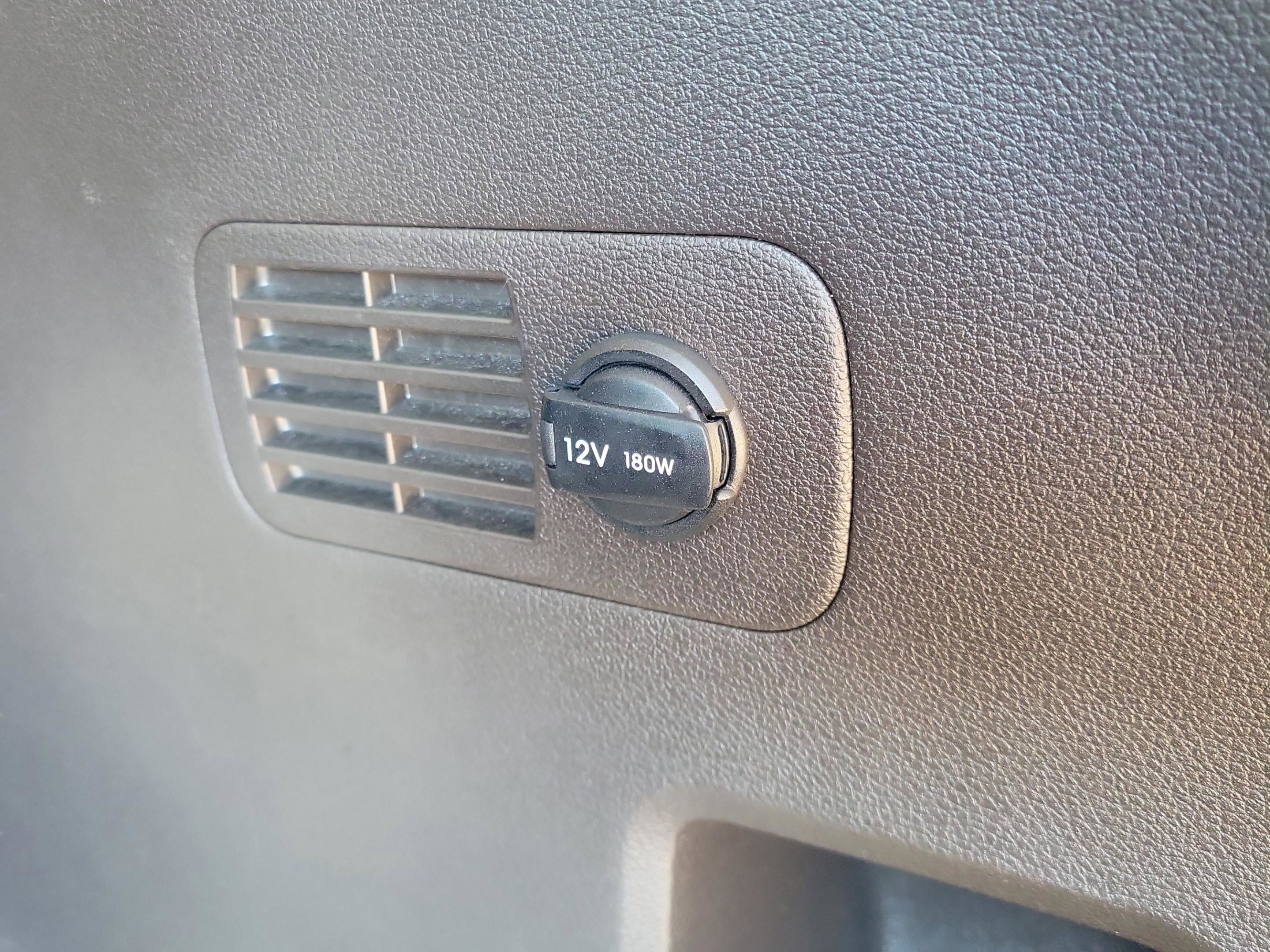 Used 2020 Hyundai Santa Fe SE image 8