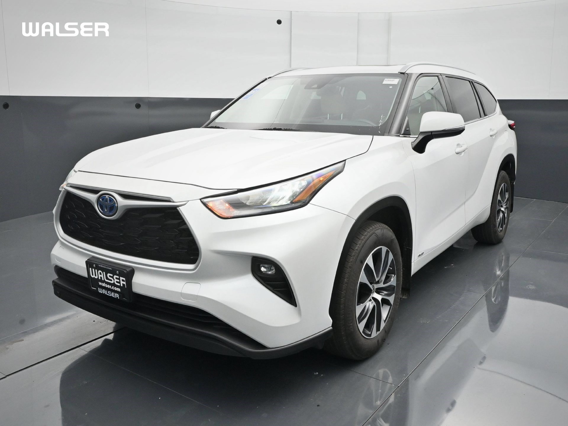 Used 2023 Toyota Highlander XLE AWD/4WD image 1