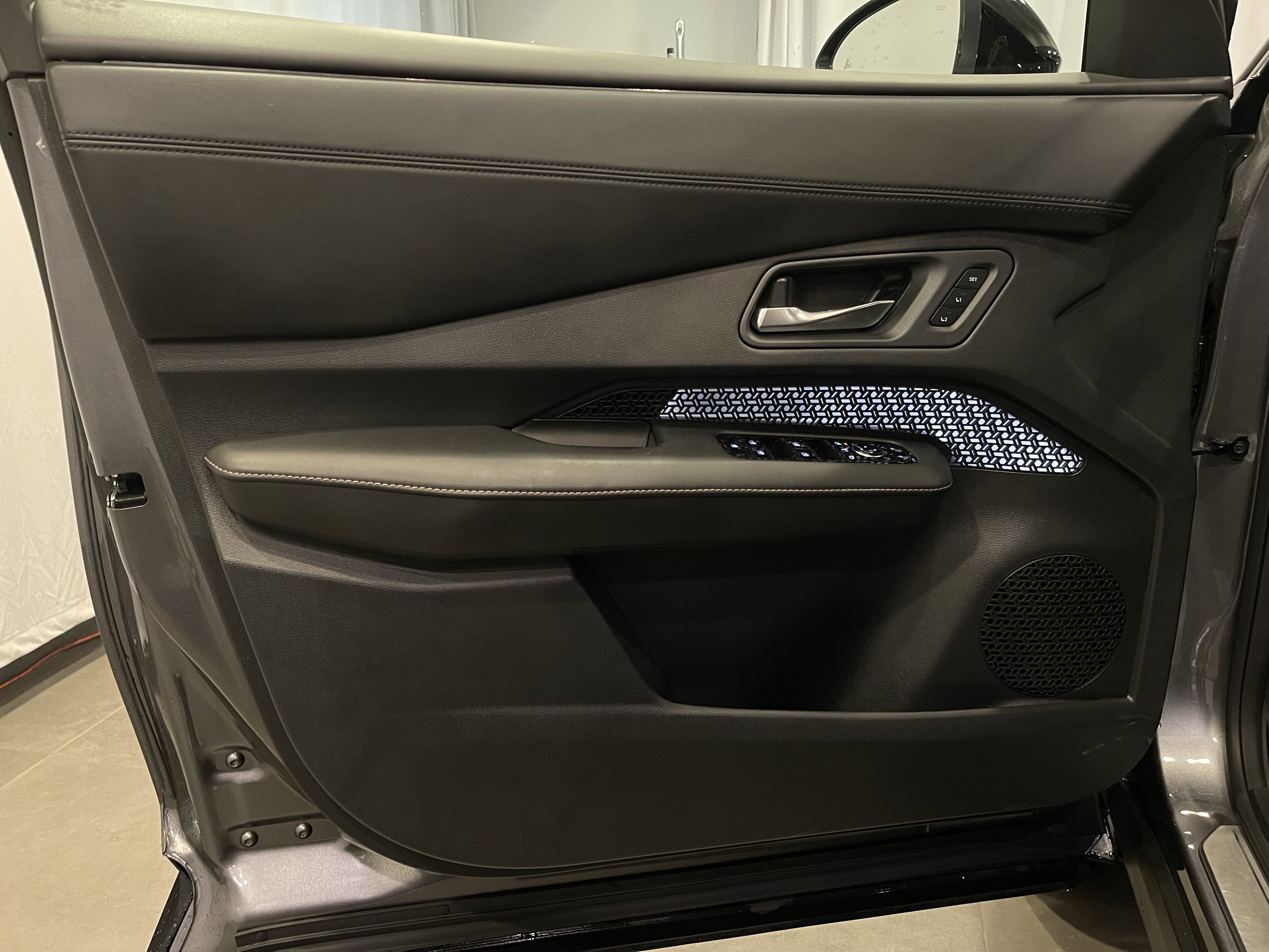 Used 2023 Nissan Ariya AWD image 13