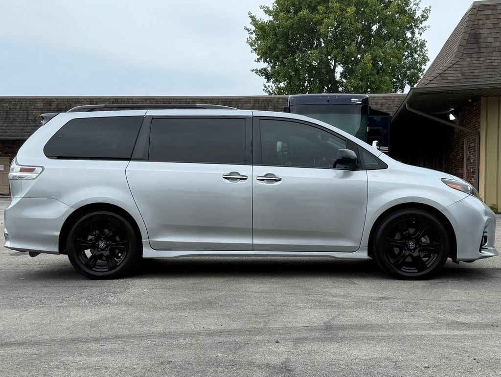 Used 2020 Toyota Sienna SE Premium w/ Nightshade Edition FWD image 6