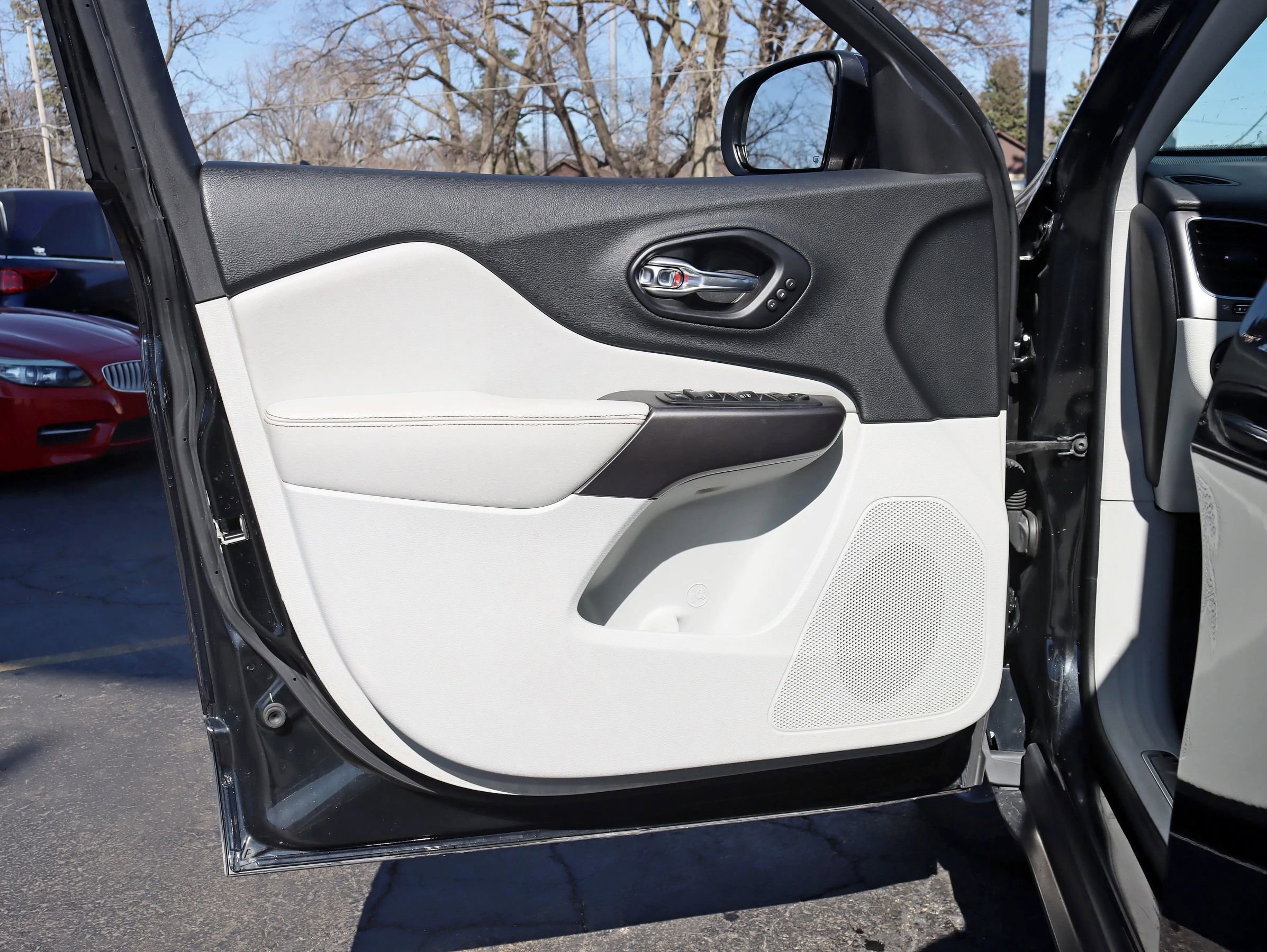 Used 2019 Jeep Cherokee Limited image 32