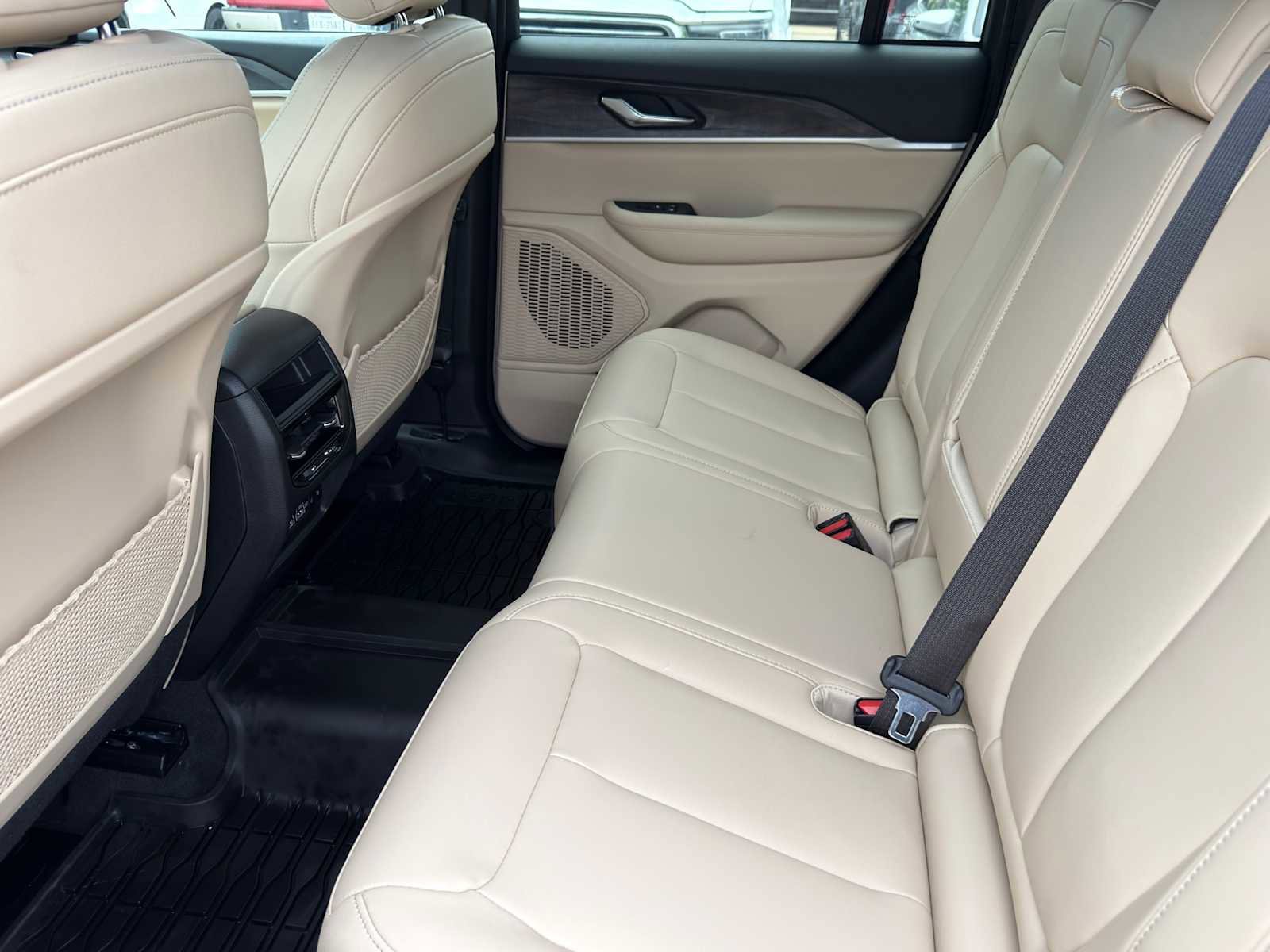 Used 2024 Jeep Grand Cherokee Limited AWD/4WD image 22