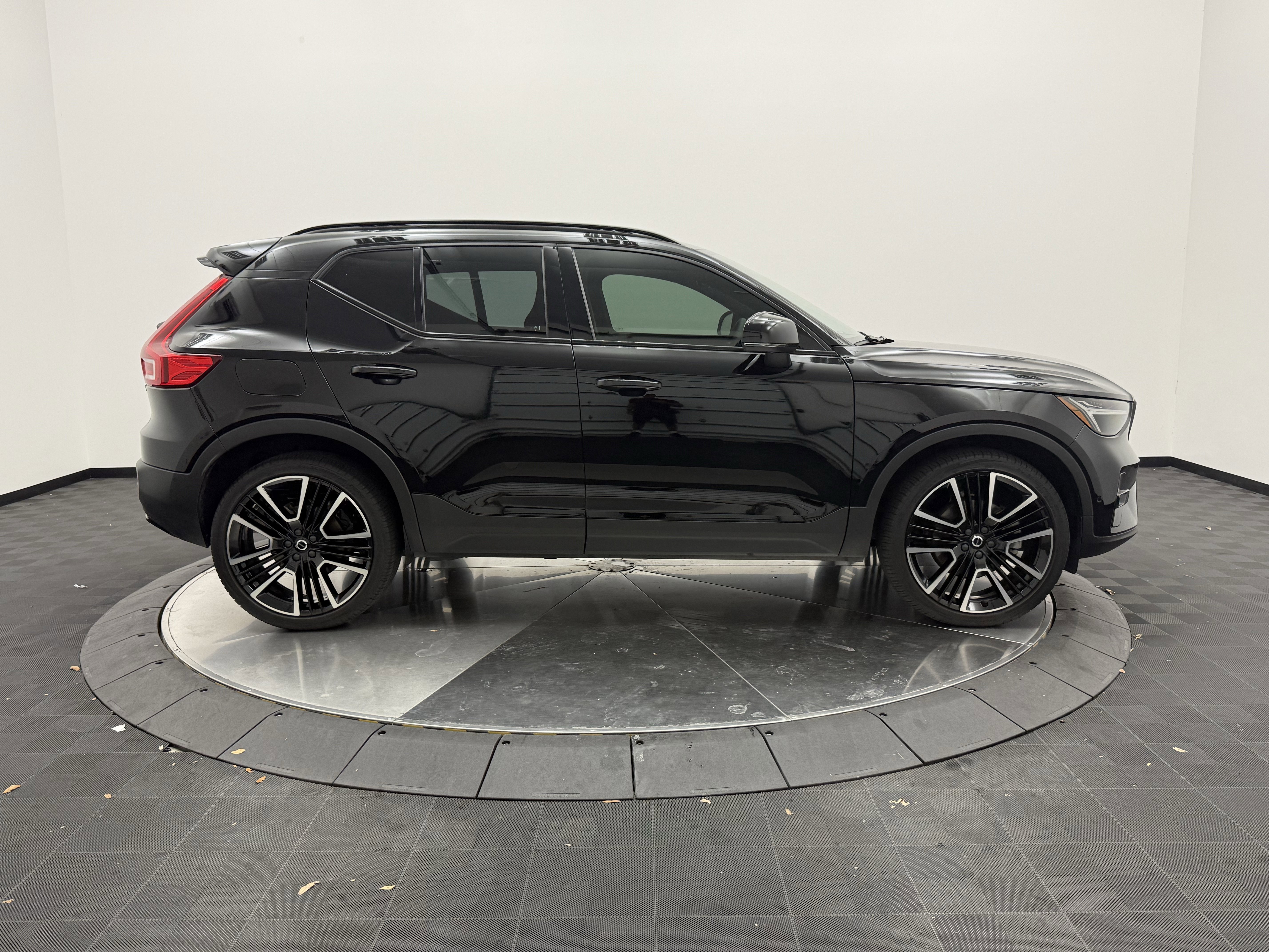 Certified 2023 Volvo XC40 B5 Ultimate w/ Protection Package Premier image 8