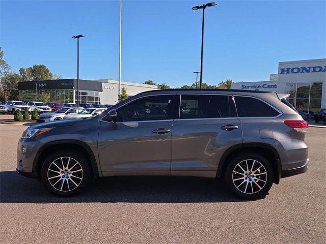 Used 2018 Toyota Highlander SE image 2