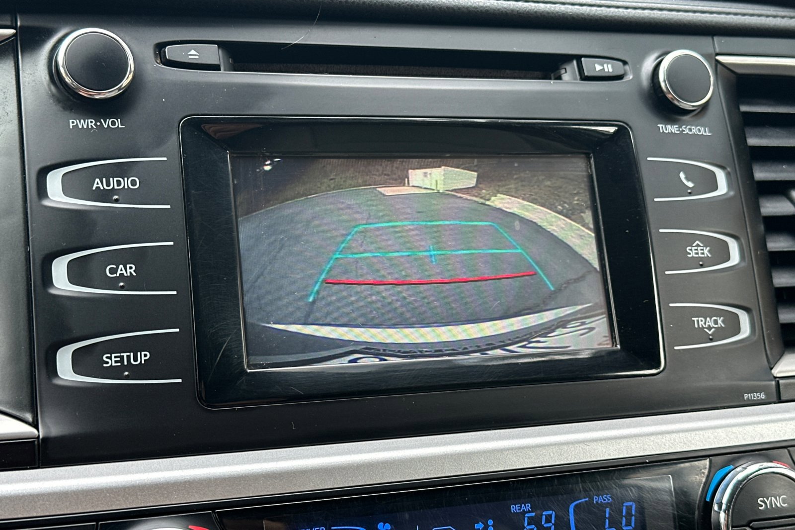 Used 2018 Toyota Highlander LE w/ Carpet Mat Package (TMS) AWD/4WD image 22
