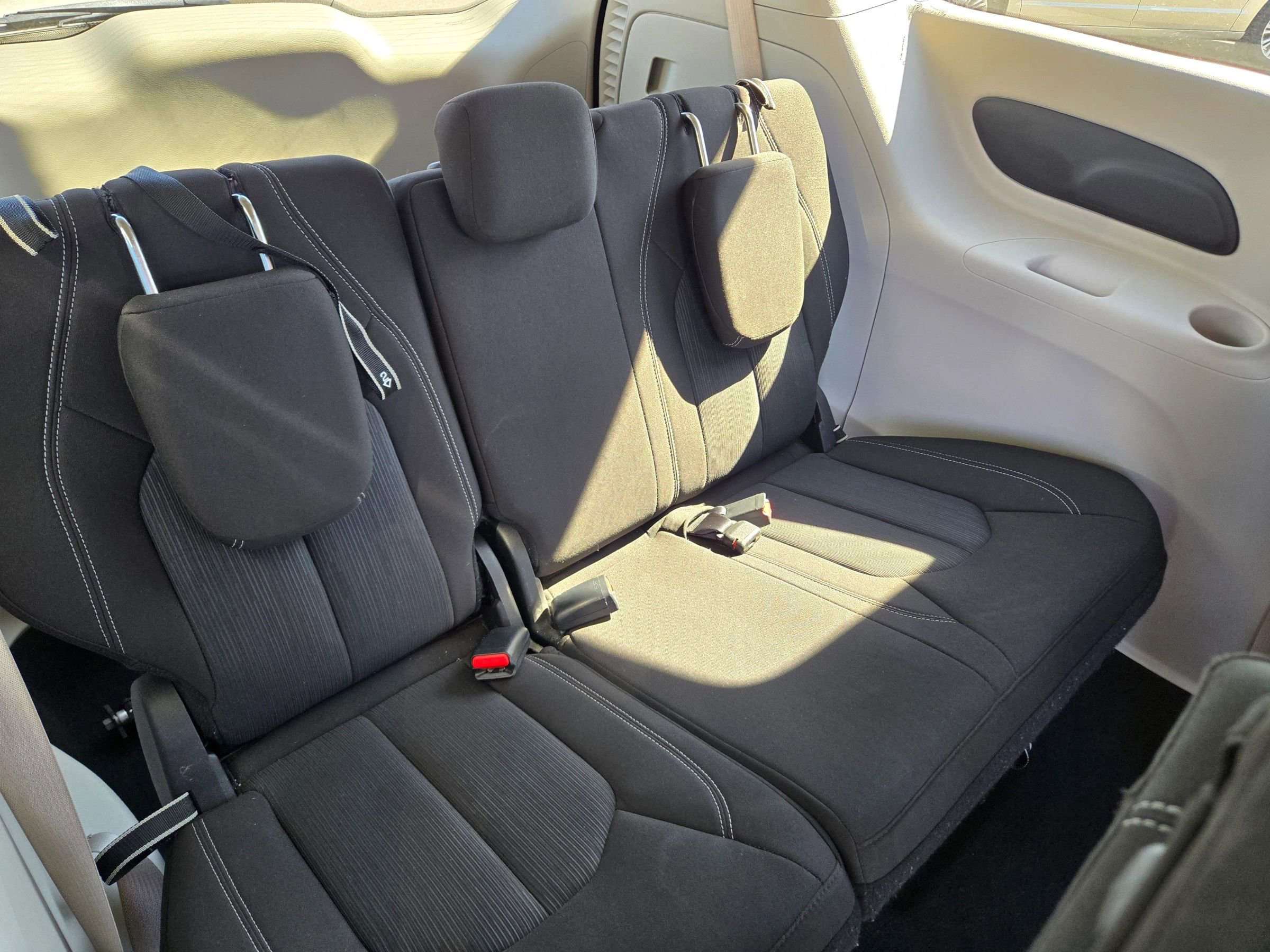 Used 2022 Chrysler Voyager LX image 48