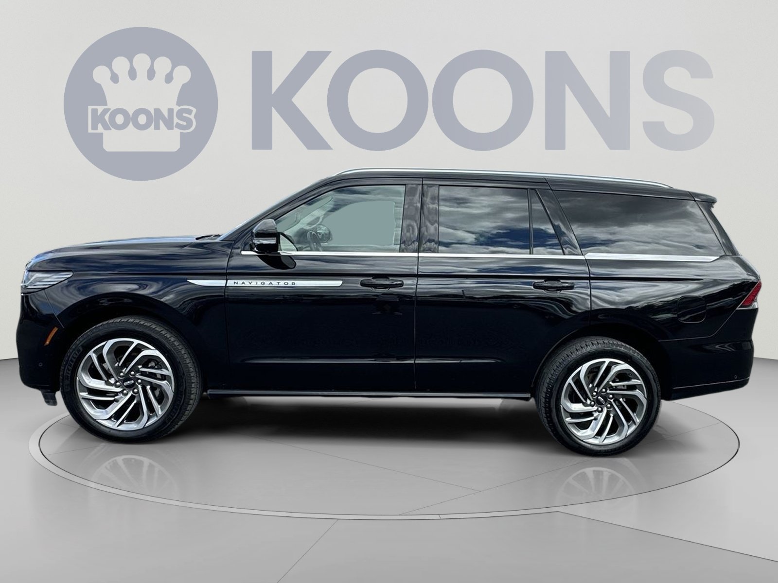 Used 2025 Lincoln Navigator Reserve AWD/4WD image 7
