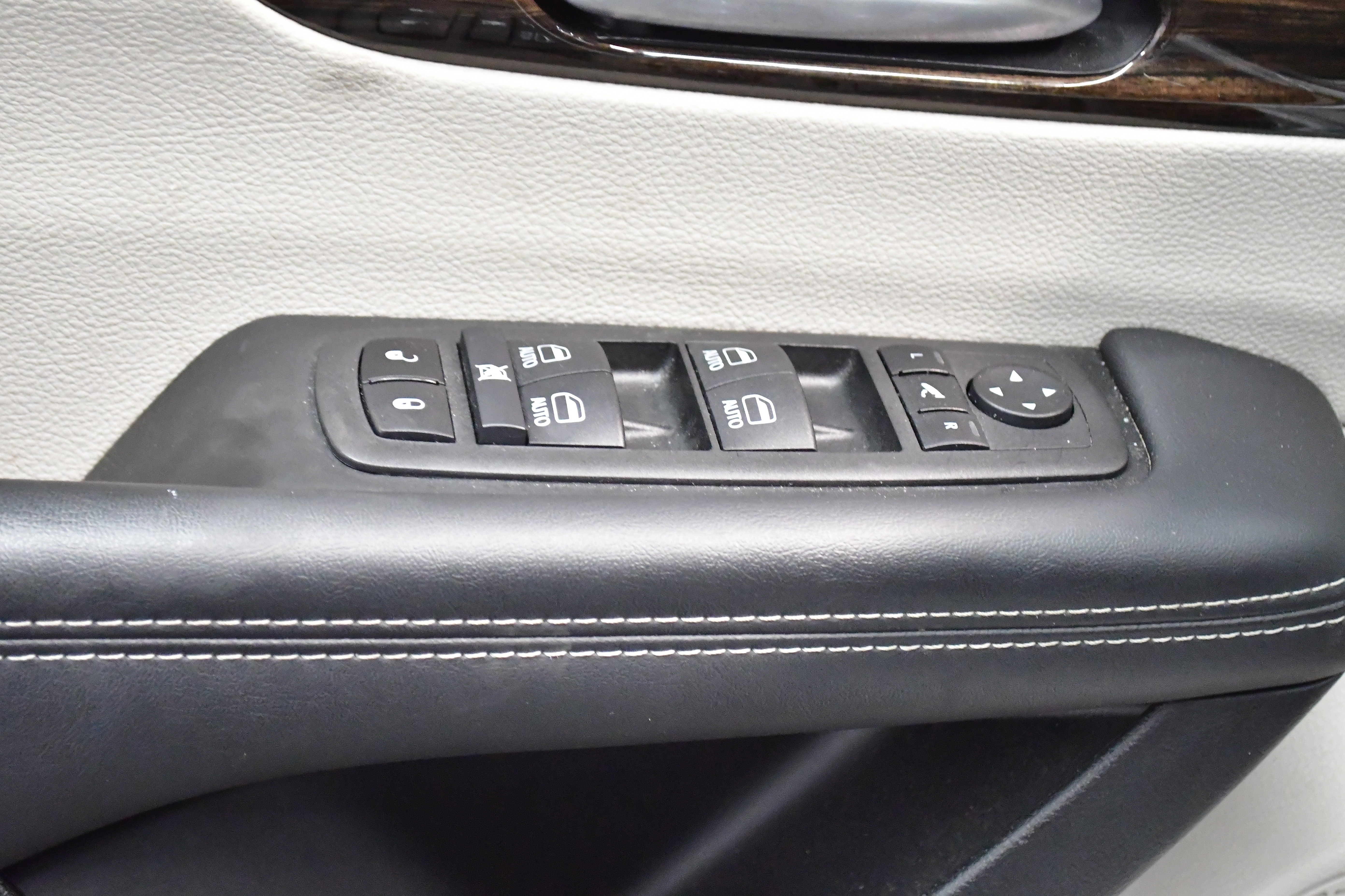 Used 2024 Chrysler Pacifica Limited image 34