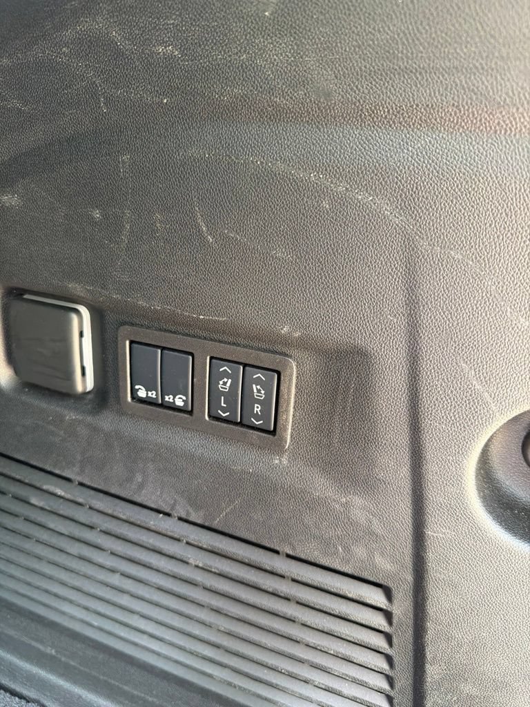 Used 2025 GMC Yukon XL Denali AWD/4WD image 17