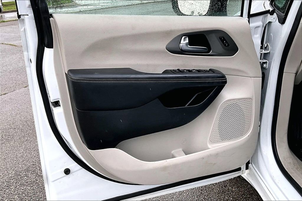 Used 2023 Chrysler Pacifica Touring-L FWD image 20