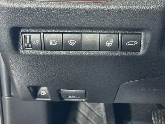 Certified 2022 Toyota RAV4 Limited w/ Limited Grade Weather Package AWD/4WD image 11