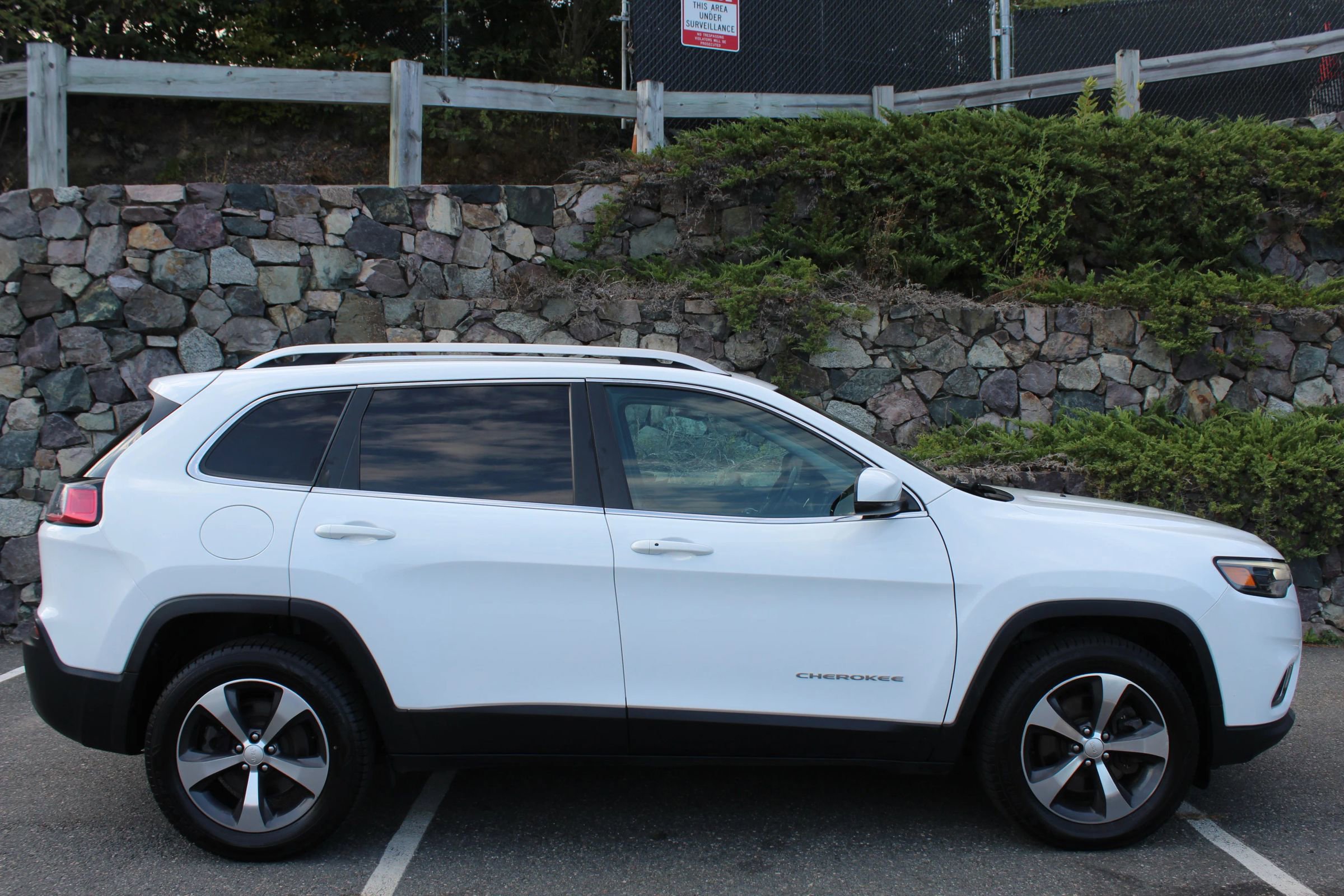 Used 2019 Jeep Cherokee Limited image 5