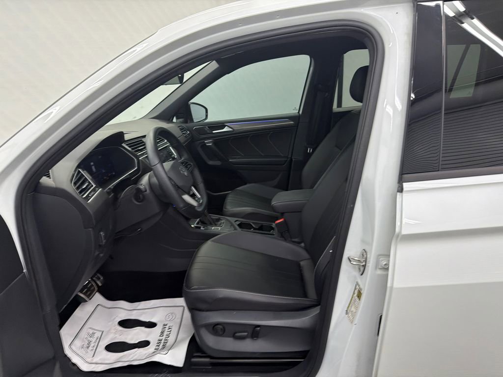 Used 2024 Volkswagen Tiguan SE R-Line FWD image 9