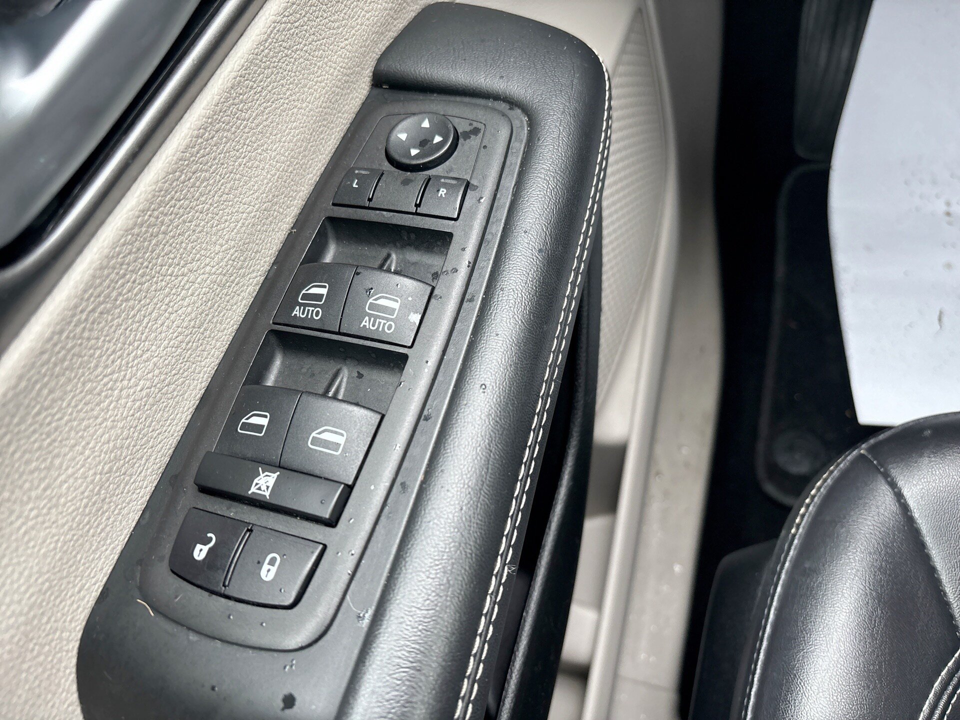 Used 2024 Chrysler Pacifica Touring-L FWD image 18