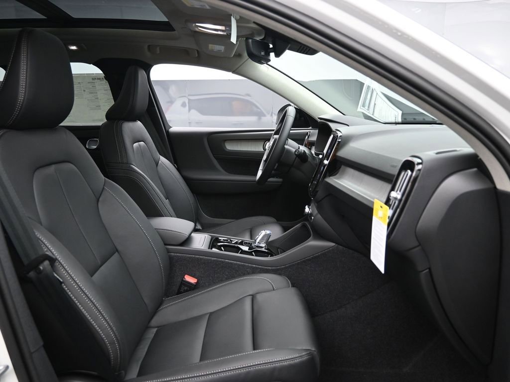 New 2025 Volvo XC40 B5 Plus w/ Protection Package Premier image 27