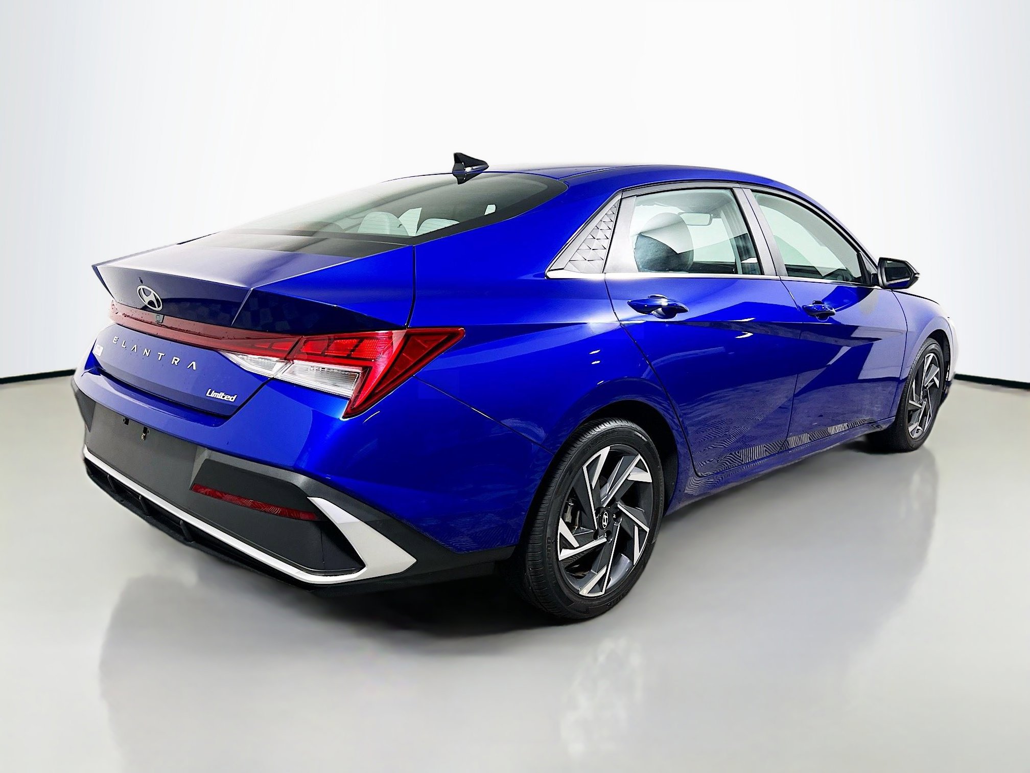 Used 2025 Hyundai Elantra Limited image 4