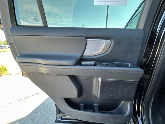 Used 2025 Ford Expedition Active AWD/4WD image 28