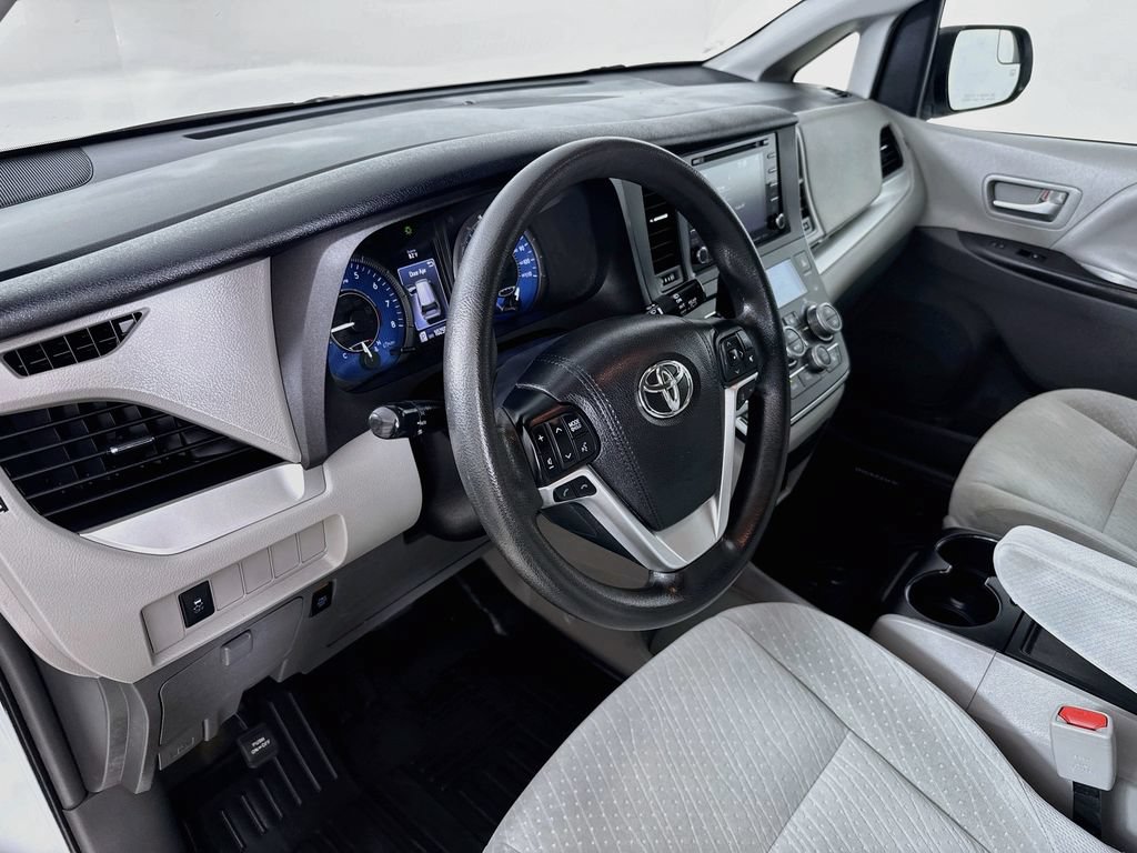 Certified 2018 Toyota Sienna LE FWD image 10
