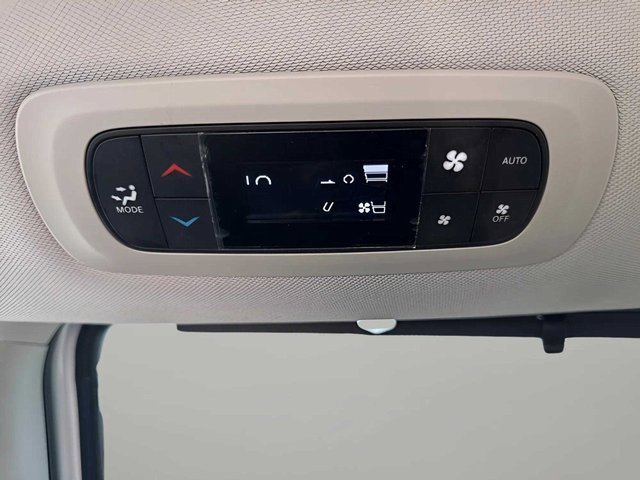 Used 2024 Chrysler Pacifica Touring-L image 11