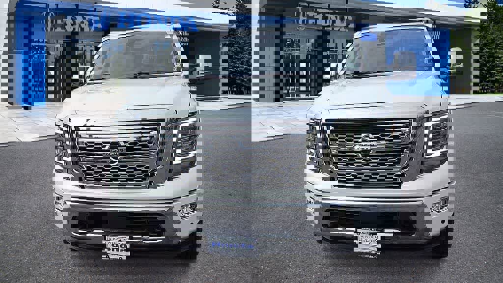 Used 2021 Nissan Titan SL w/ Moonroof Package image 3