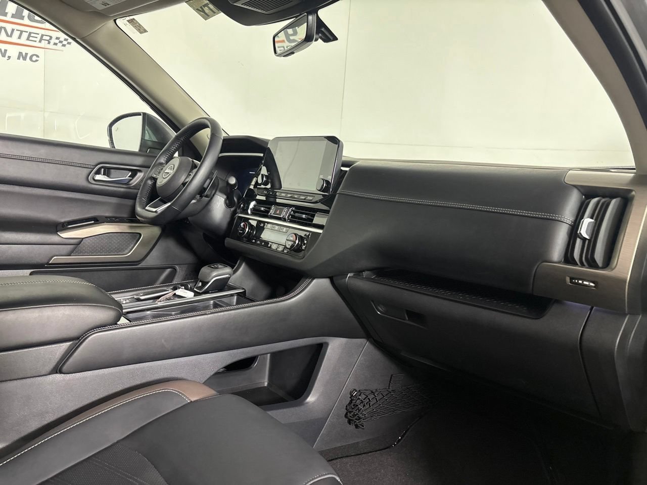 Used 2025 Nissan Pathfinder Platinum FWD image 36