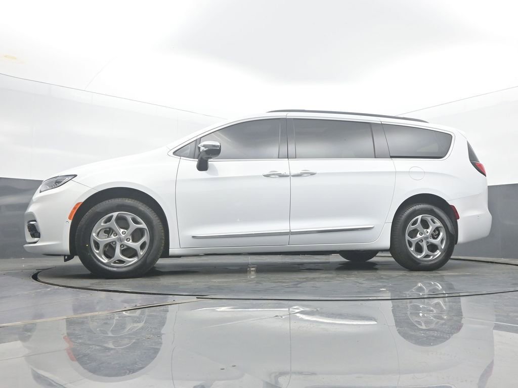 Used 2023 Chrysler Pacifica Limited AWD/4WD image 47