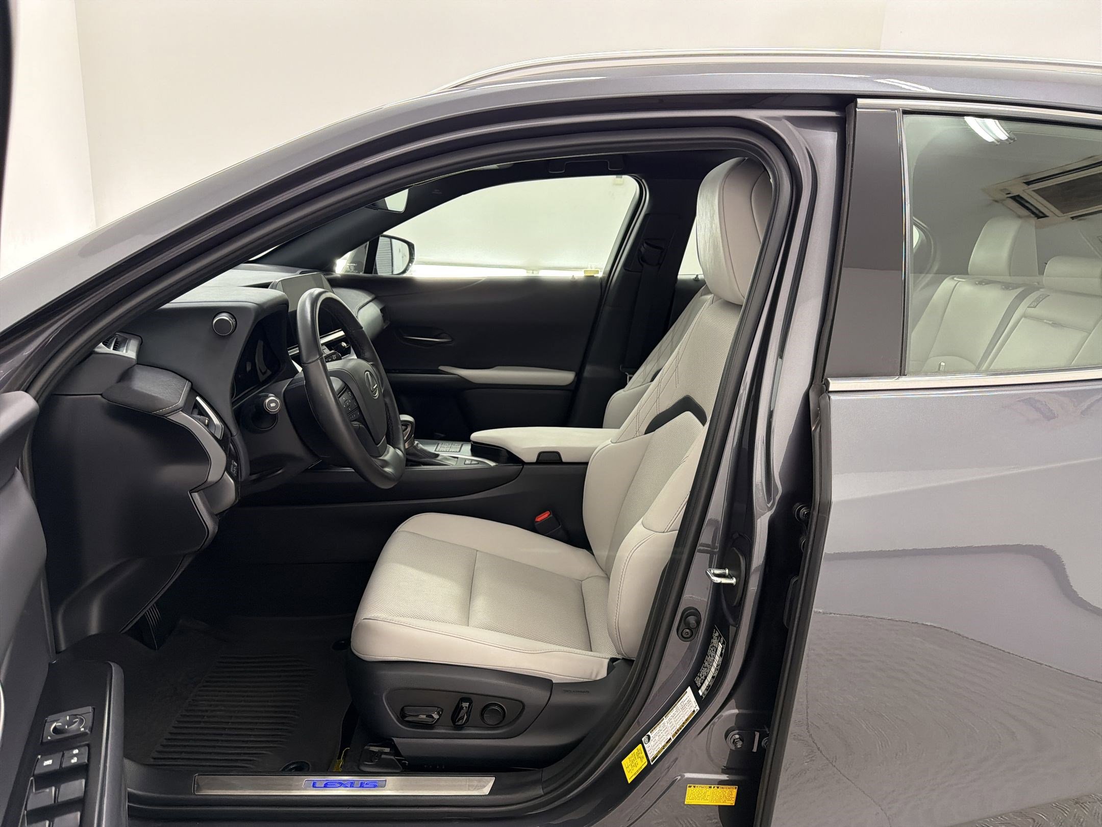 Certified 2023 Lexus UX 250h FWD w/ Accessory Package (Z2) image 5