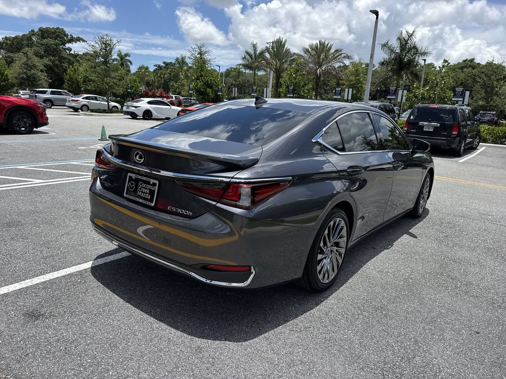 Used 2024 Lexus ES 300h Ultra Luxury w/ Accessory Package (Z2) FWD image 3