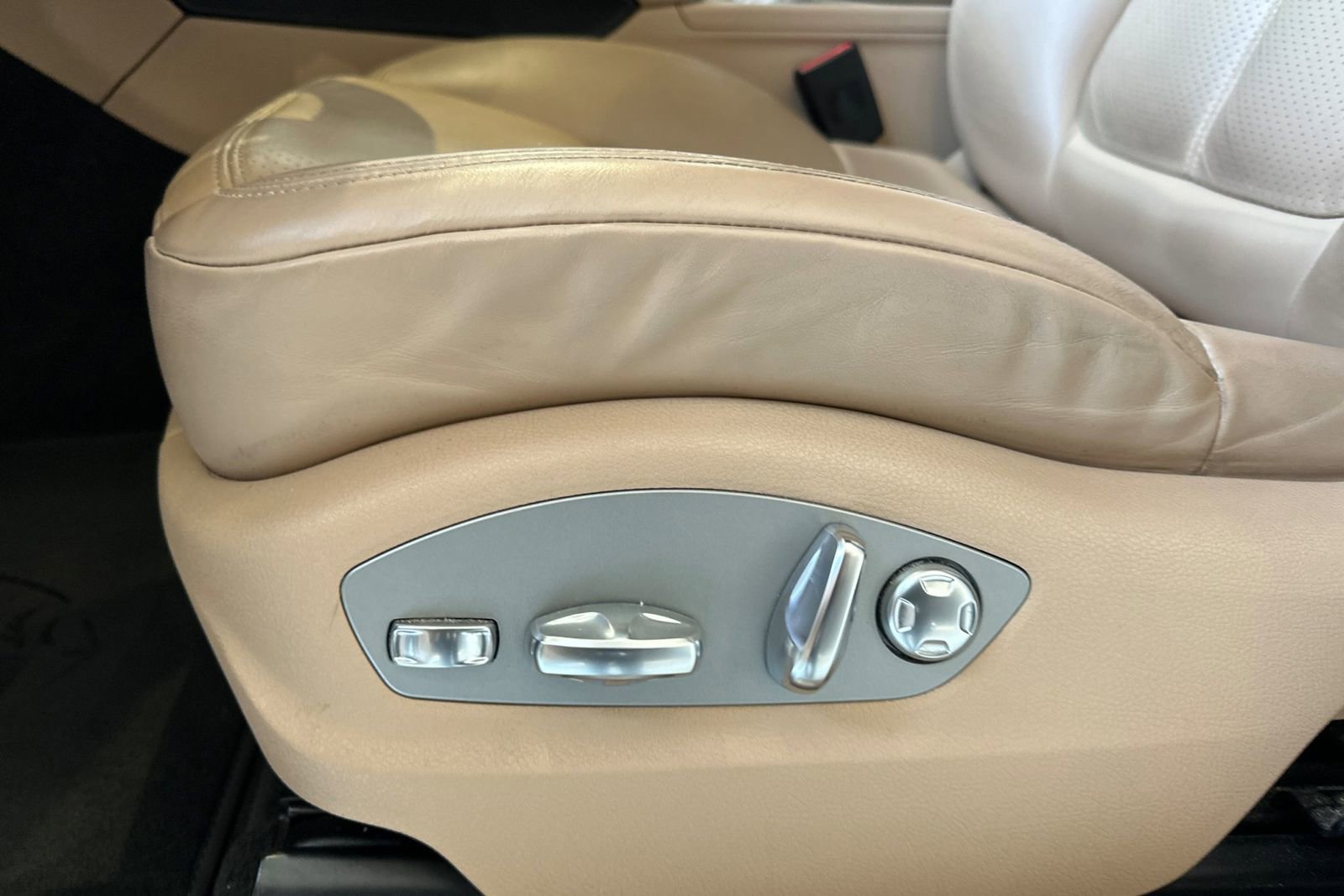 Certified 2023 Porsche Macan S image 14