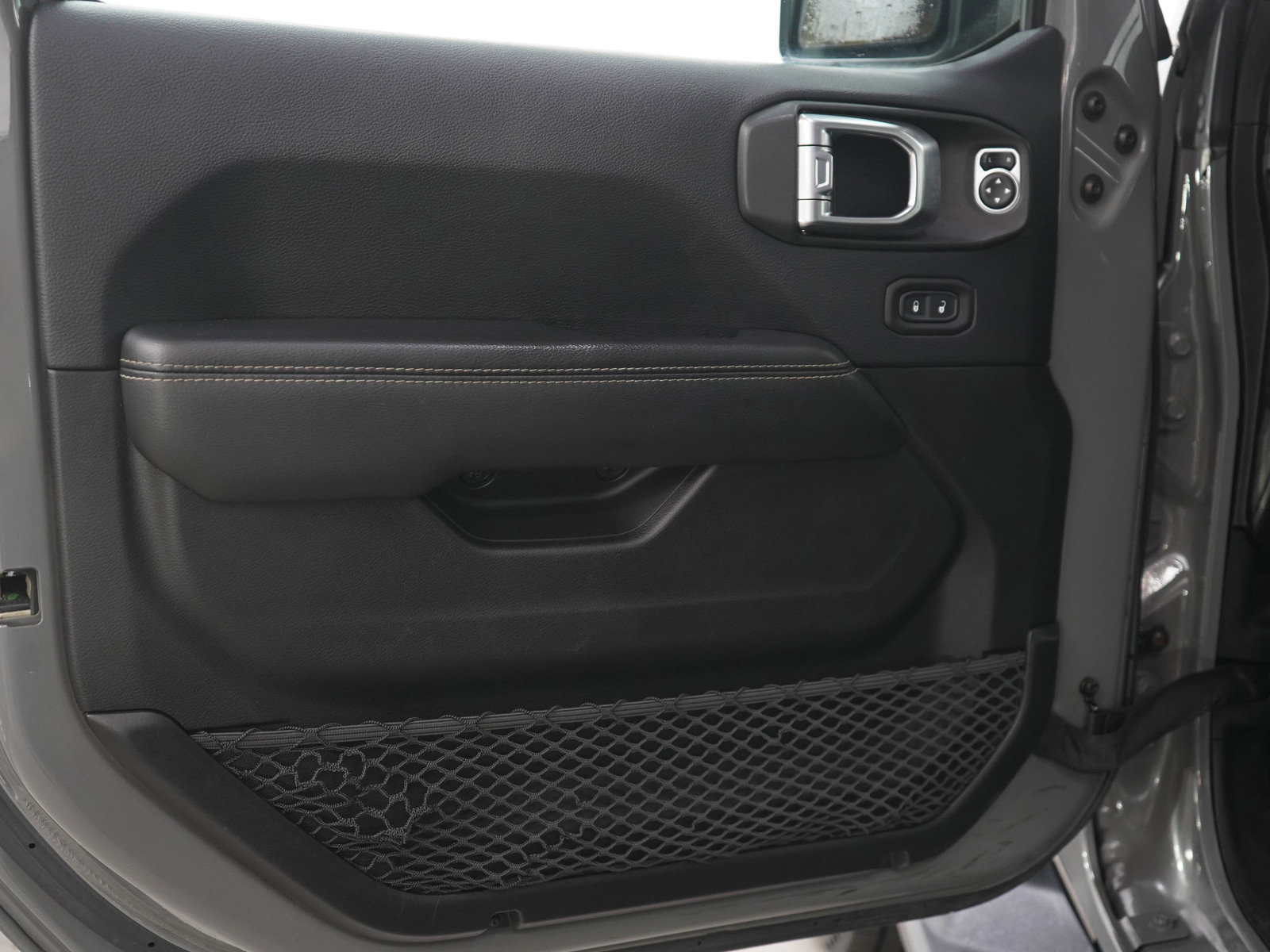 Used 2018 Jeep Wrangler Unlimited Sahara w/ Cold Weather Group image 17