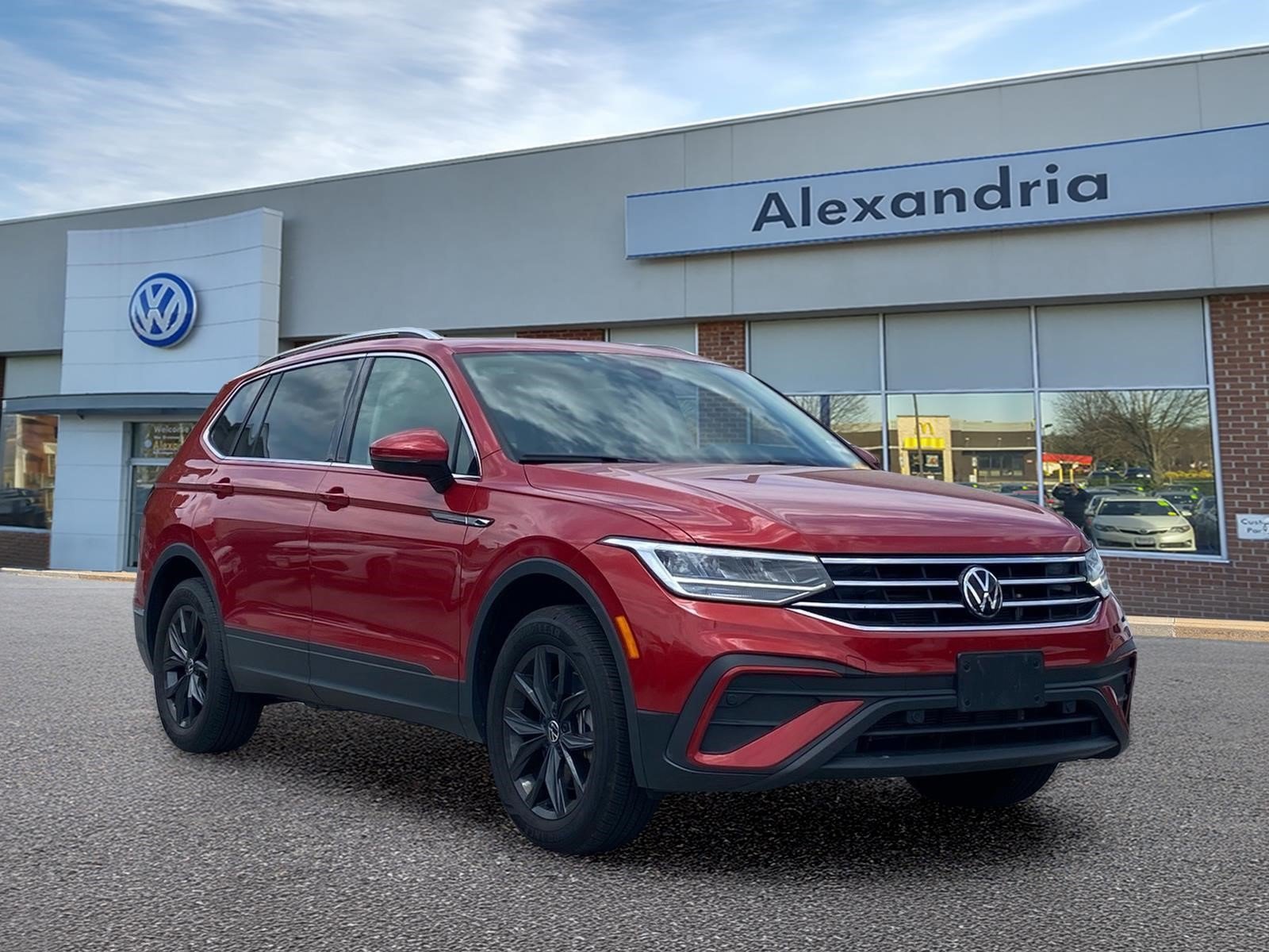 Certified 2024 Volkswagen Tiguan SE AWD/4WD image 1