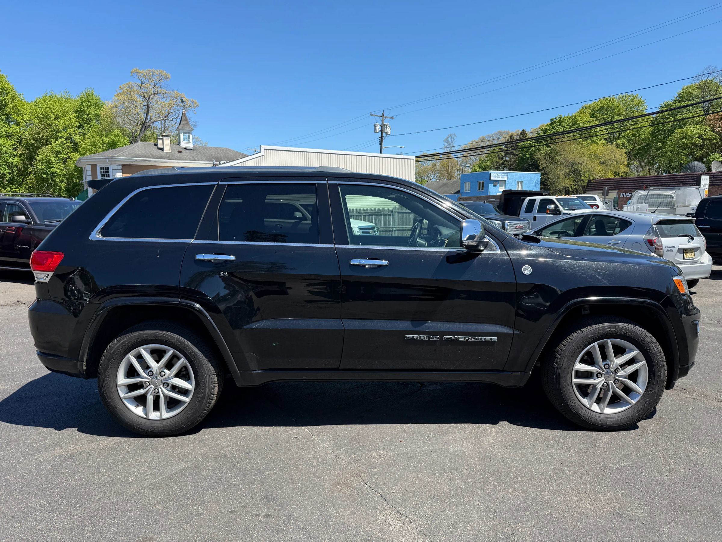 Used 2017 Jeep Grand Cherokee Overland AWD/4WD image 6