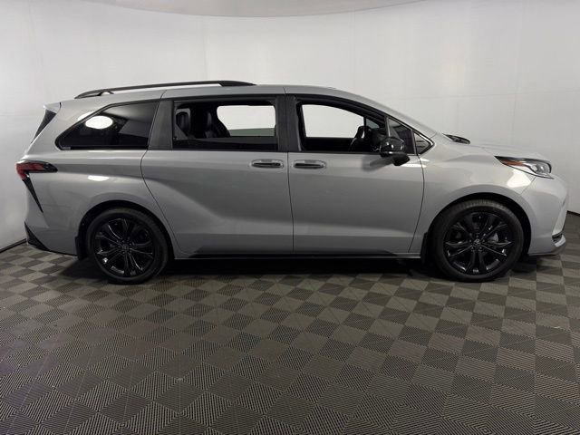 Used 2025 Toyota Sienna XSE w/ XSE Plus Package image 10