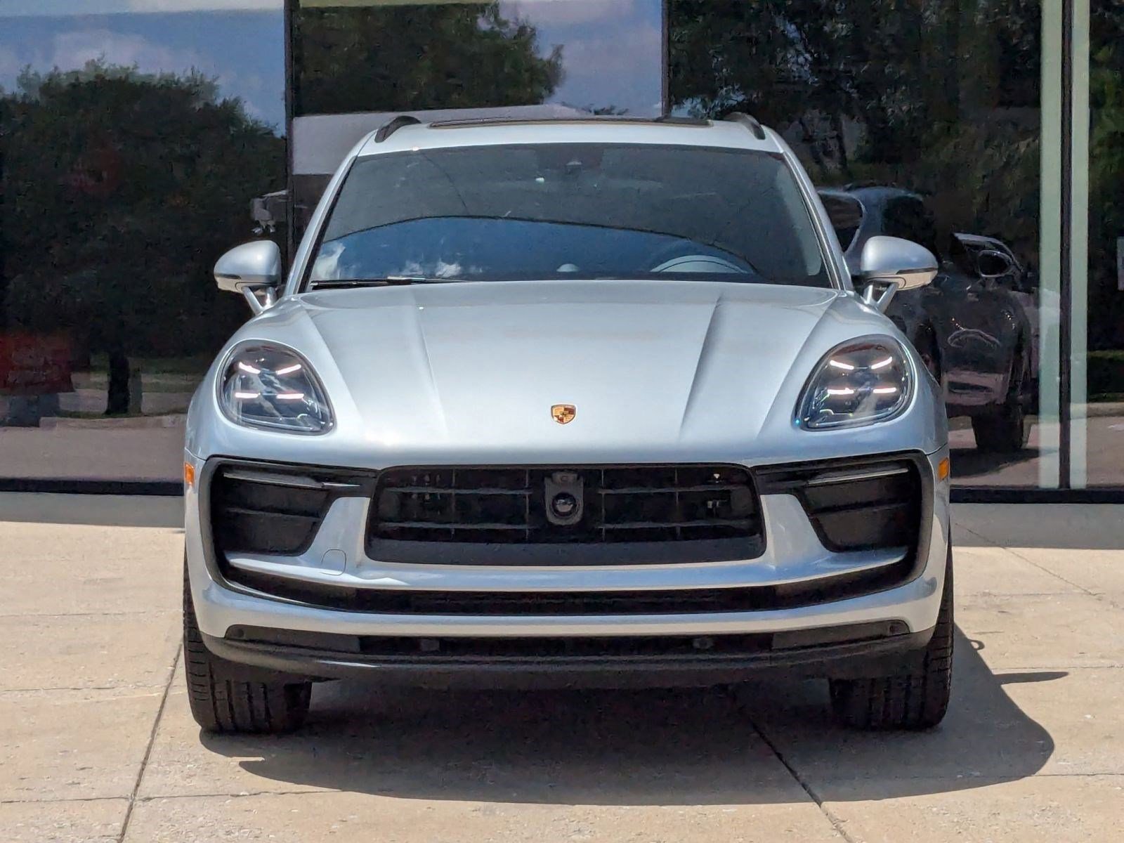 Certified 2025 Porsche Macan AWD/4WD image 6