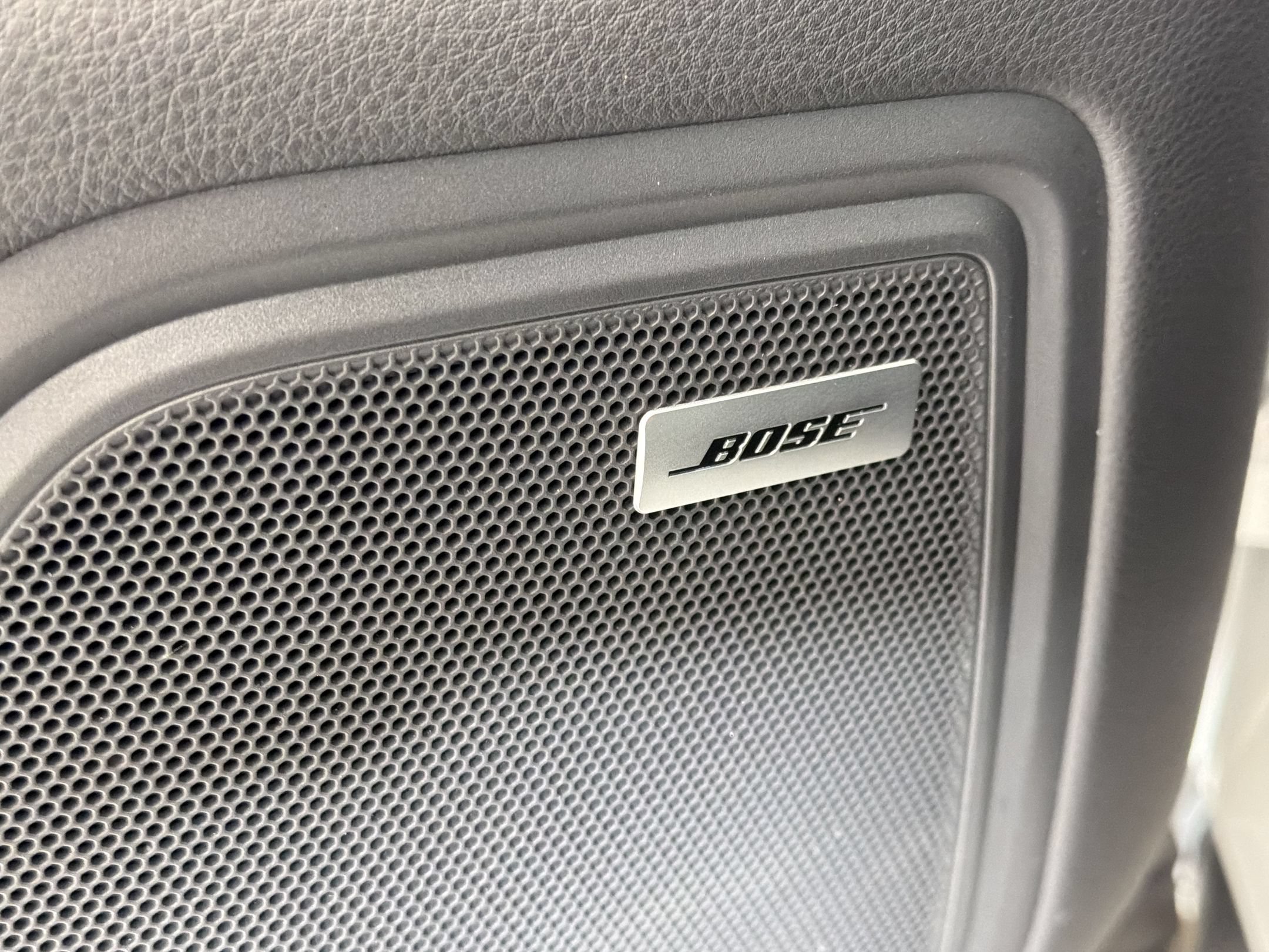 Certified 2025 Porsche Macan AWD/4WD image 25