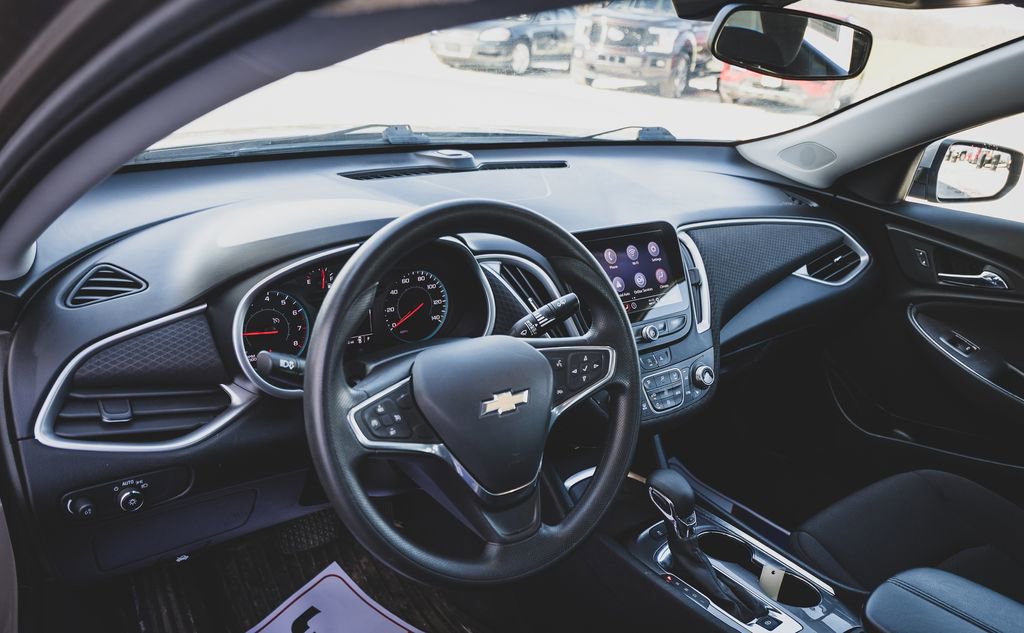 Used 2022 Chevrolet Malibu LT image 2