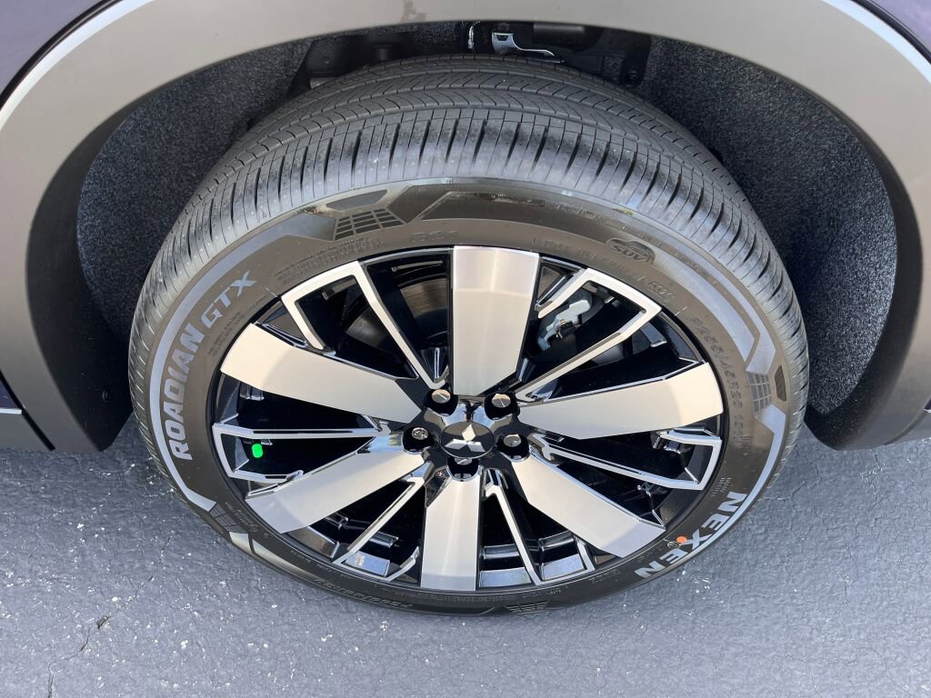 New 2025 Mitsubishi Outlander SE image 25