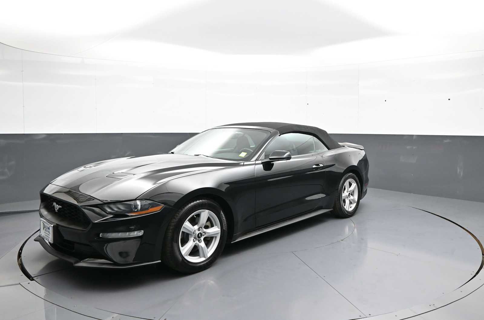 Used 2019 Ford Mustang Convertible RWD image 1