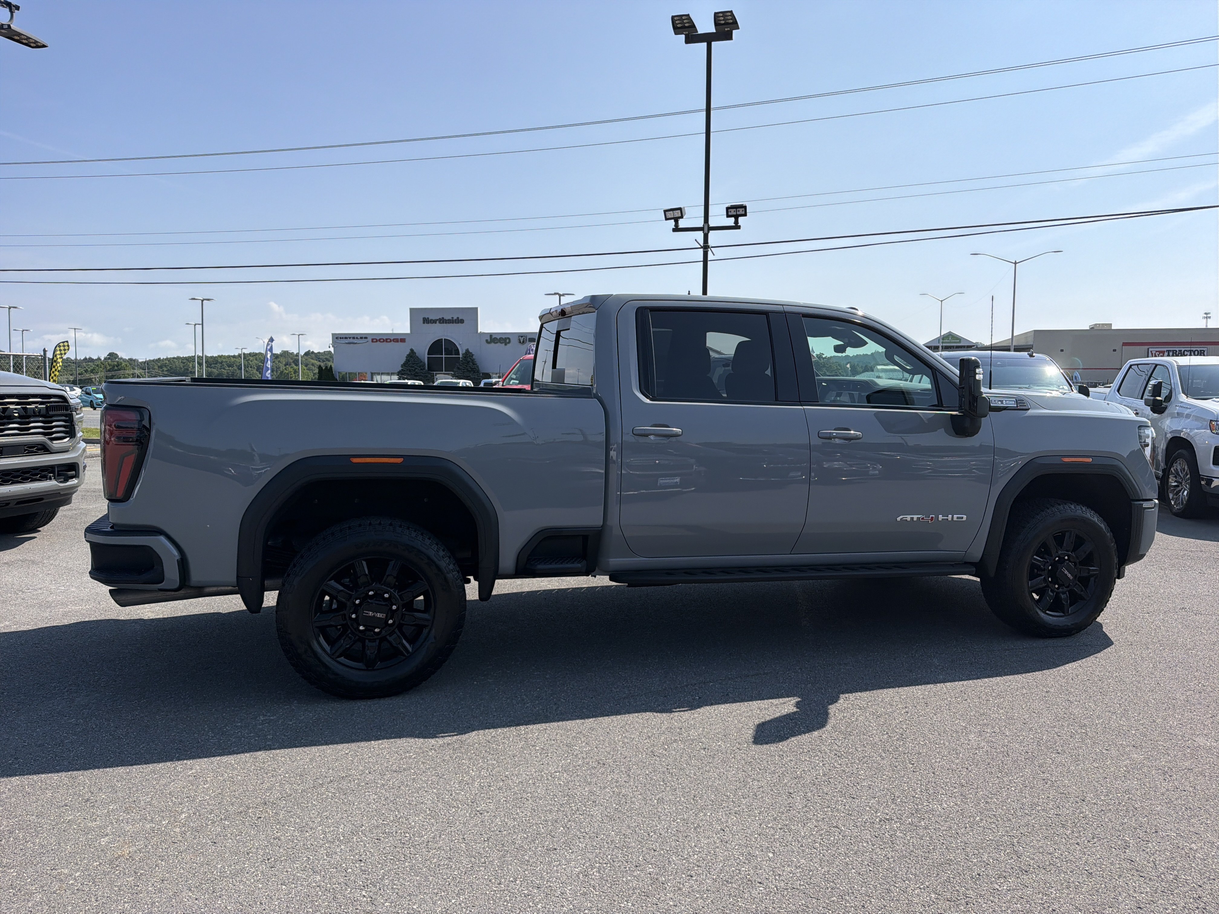 Used 2025 GMC Sierra 2500 AT4 w/ AT4 Premium Plus Package AWD/4WD image 5
