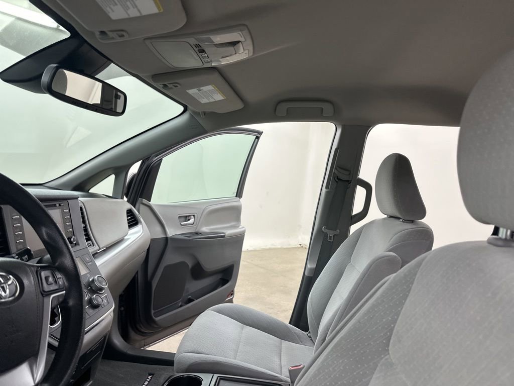 Used 2019 Toyota Sienna LE image 28