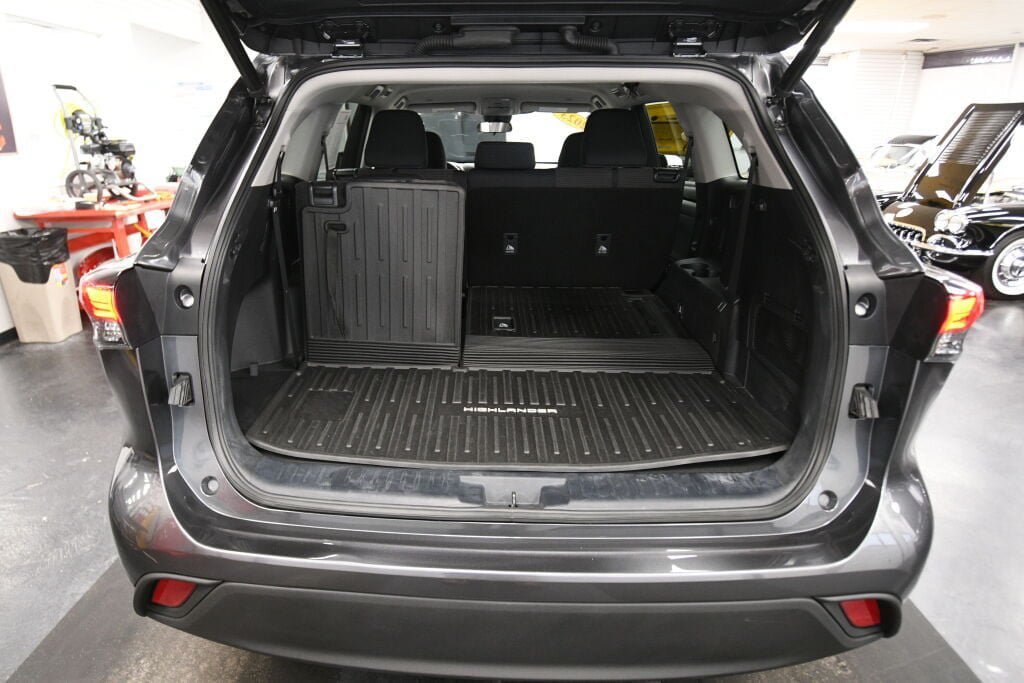 Used 2023 Toyota Highlander LE FWD image 23