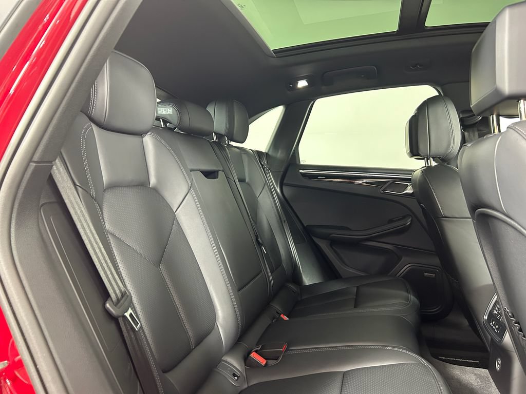 Certified 2025 Porsche Macan AWD/4WD image 25