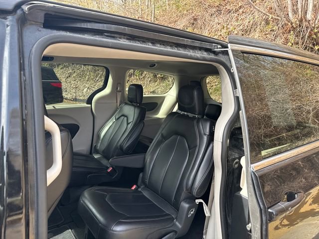 Used 2023 Chrysler Pacifica Touring-L image 16