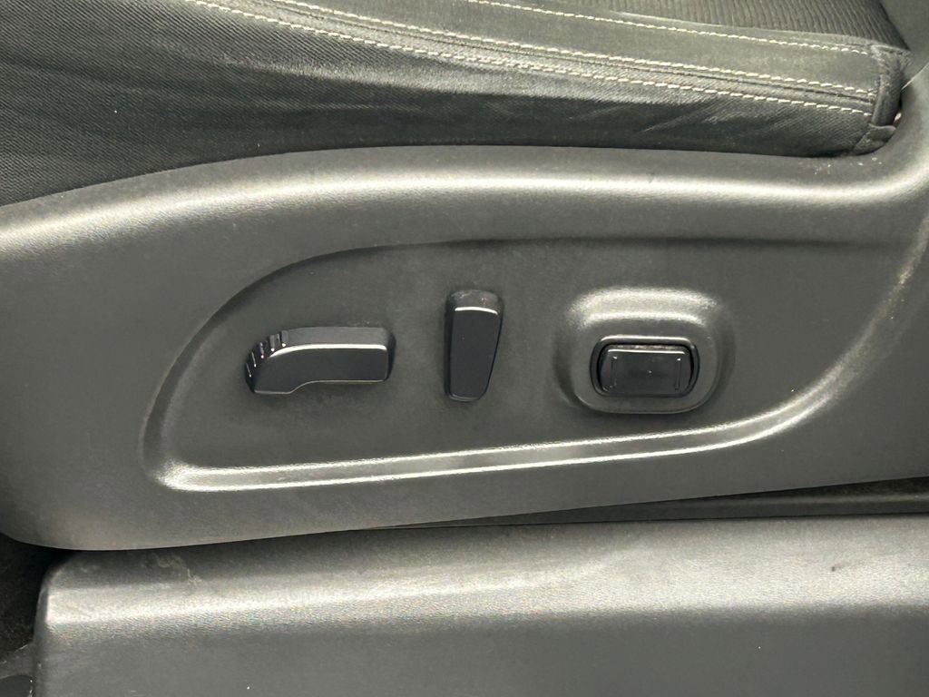 Used 2019 Nissan Titan SV w/ SV Convenience Package image 5