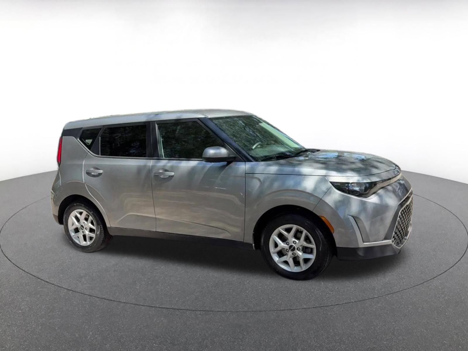 Used 2025 Kia Soul LX w/ LX Technology Package FWD image 2