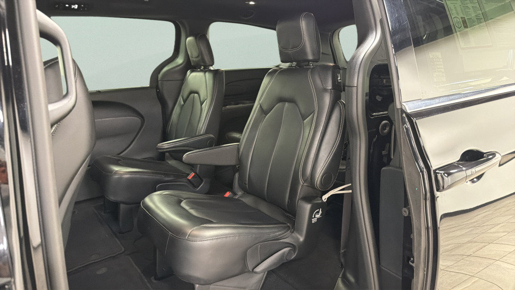 Used 2025 Chrysler Pacifica Select FWD image 35
