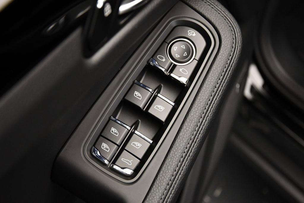 Used 2025 Porsche Macan image 36