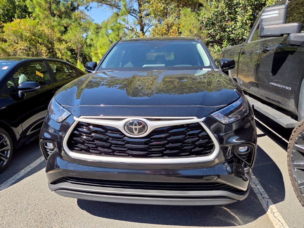 Used 2023 Toyota Highlander LE FWD image 2