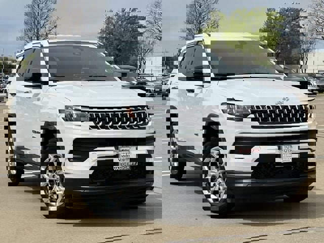 Used 2025 Jeep Compass Sport image 2